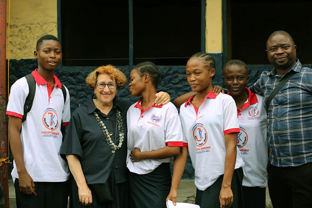 Quartier Baobab en 2025. Martine Libertino et Willy Masaka avec quelques élèves de secondaire